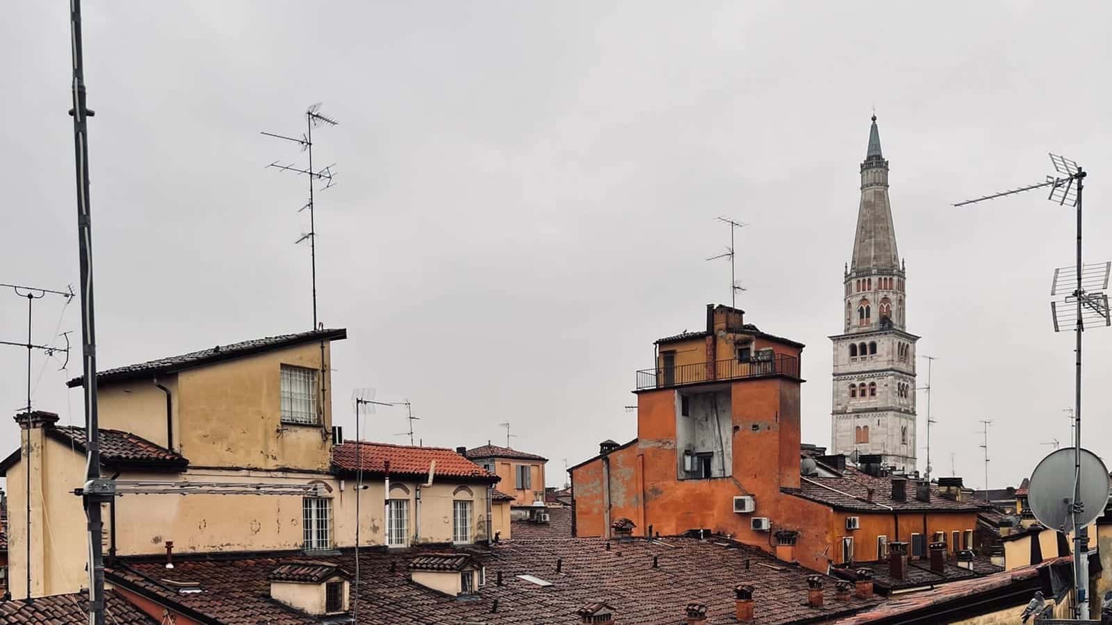 I tetti del centro storico di Modena con la torre Ghirlandina