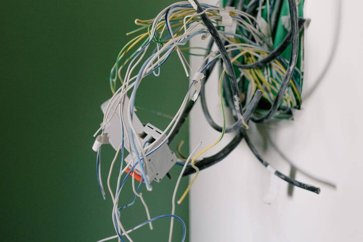 Cablaggi elettrici in una scatola di derivazione durante la ristrutturazione