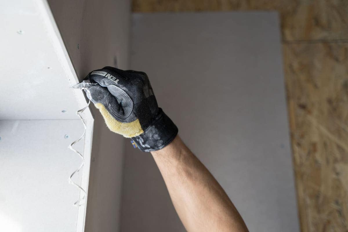 Rasatura dei giunti di una lastra in cartongesso