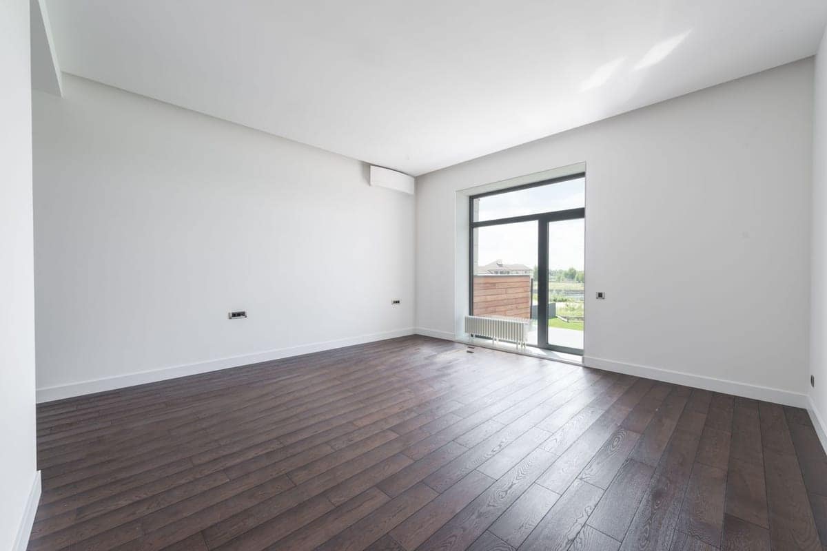 Stanza consegnata con parquet posato e pareti tinteggiate