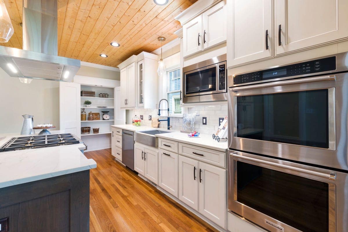 Cucina completata con forni a colonna e soffitto in legno