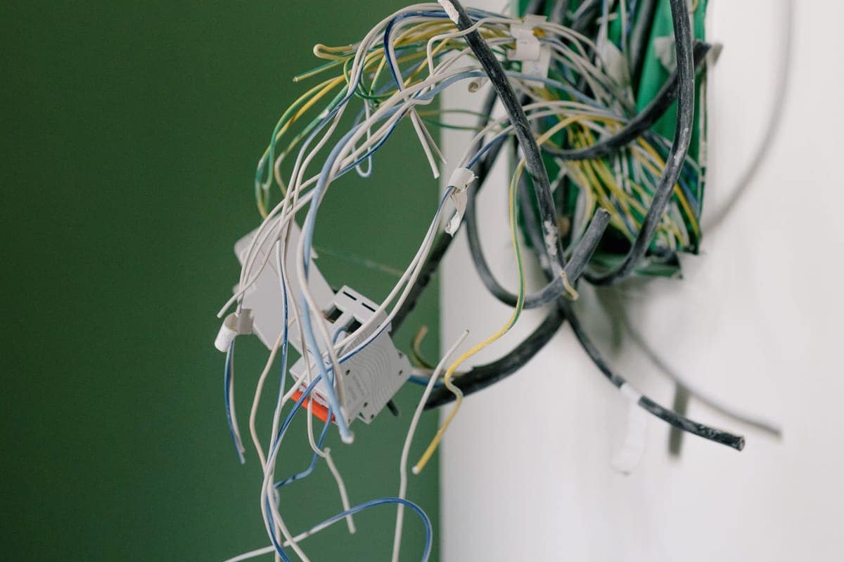 Cablaggi elettrici in una scatola di derivazione durante la ristrutturazione