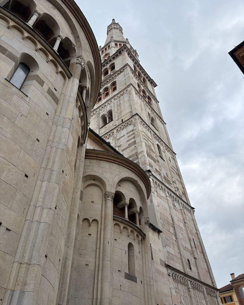 La torre Ghirlandina e il Duomo di Modena visti dal basso