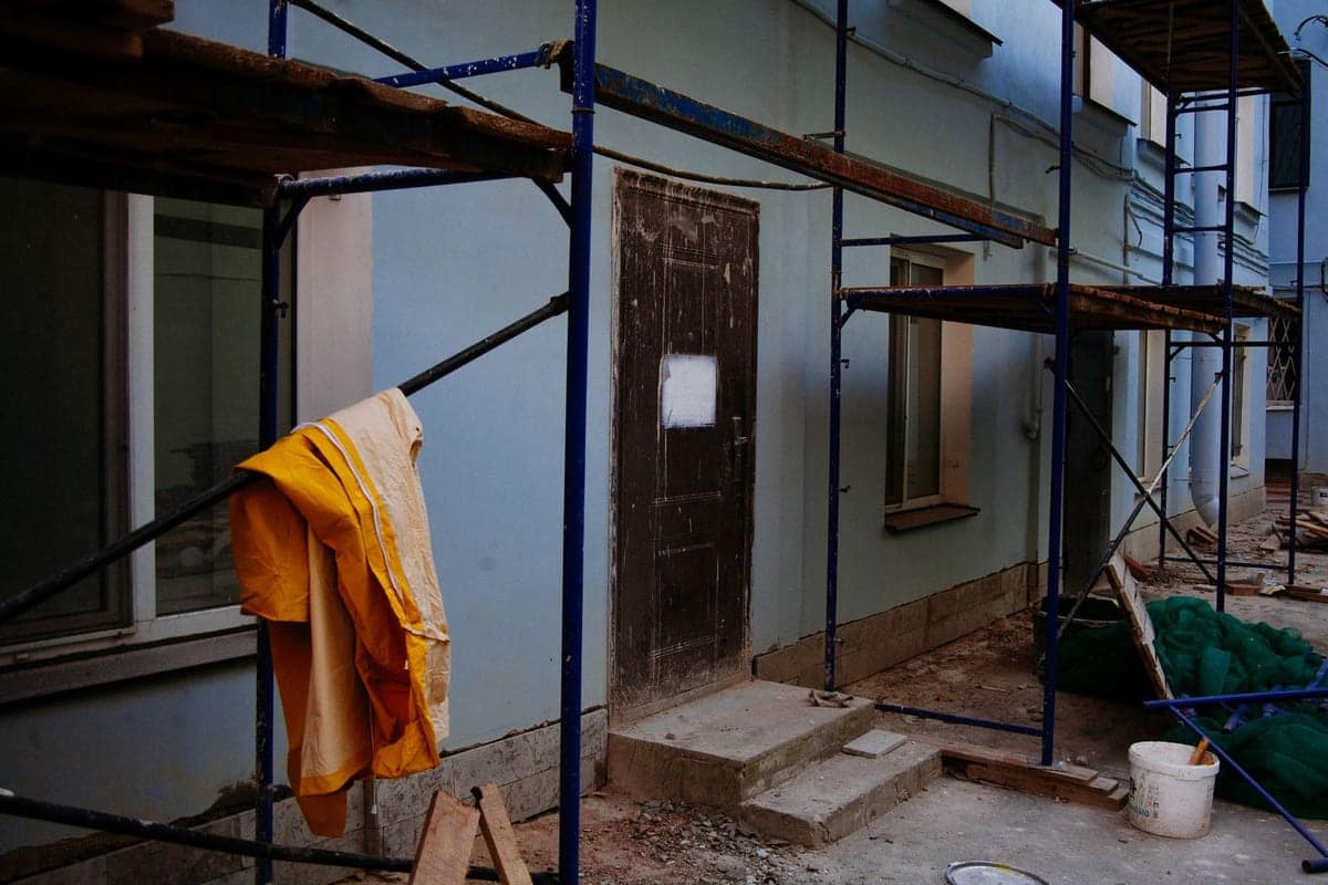 Ponteggio montato sulla facciata di una casa in ristrutturazione