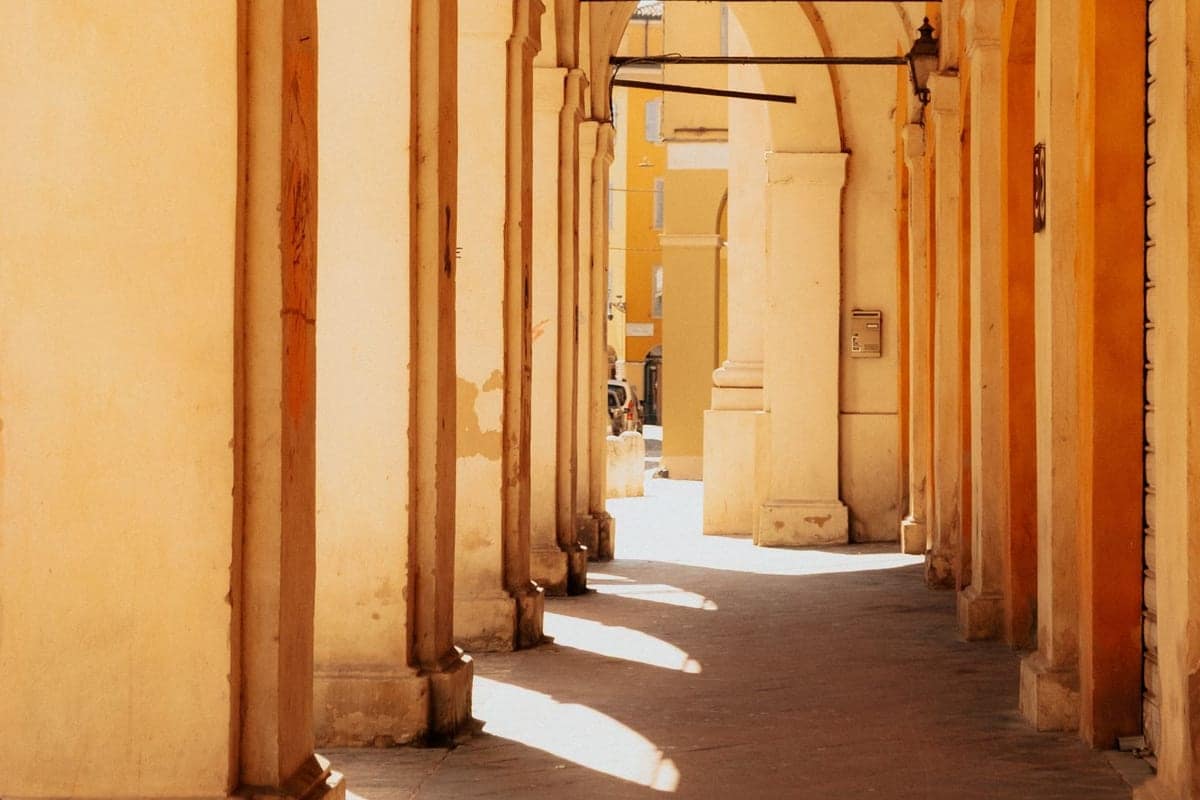 Portici di un edificio storico a Modena illuminati dal sole