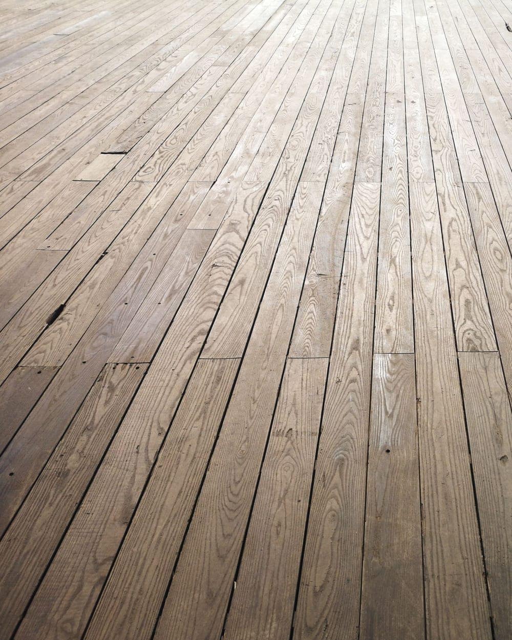 Doghe in legno di un pavimento appena posato, viste in prospettiva