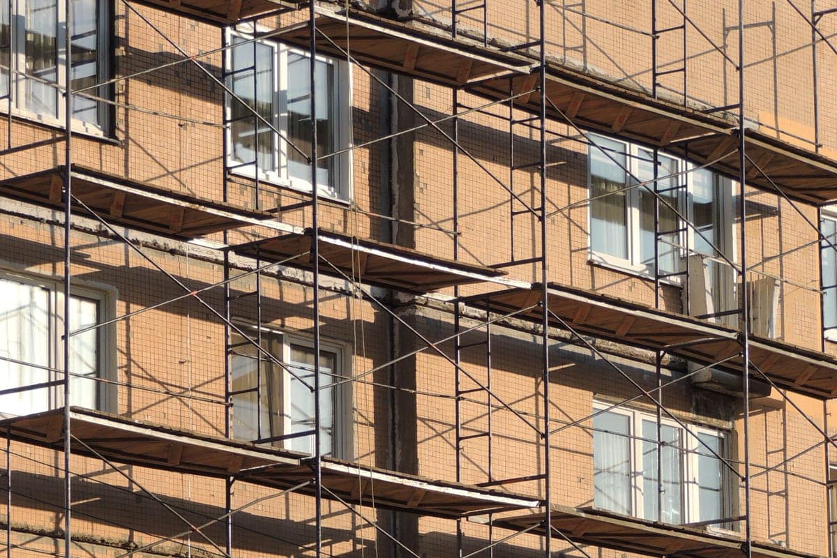 Ponteggio montato sulla facciata di un edificio residenziale